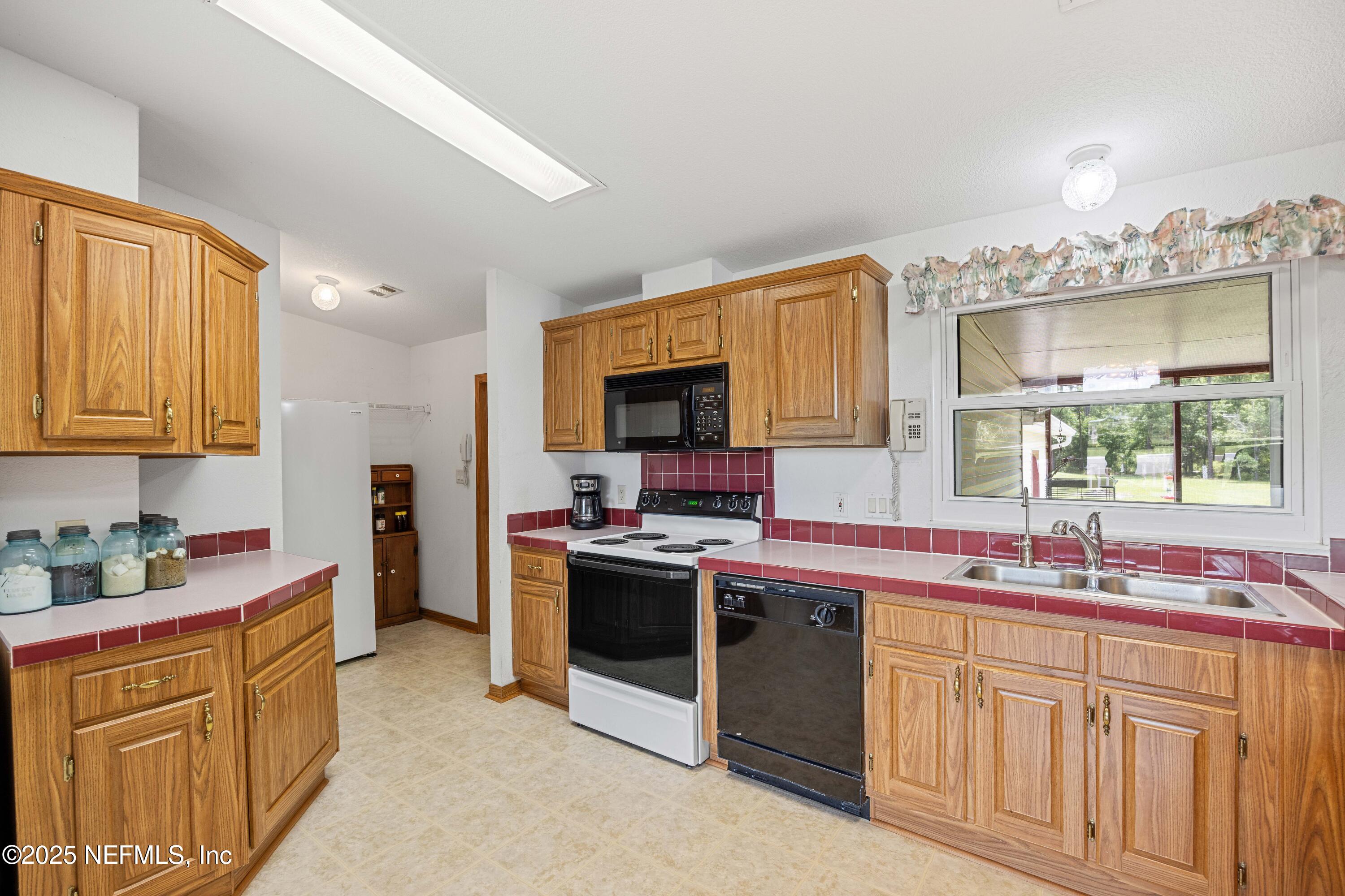 14888 Northeast 148th Path Raiford, FL 32083 - Photo 29 of 61 Kitchen