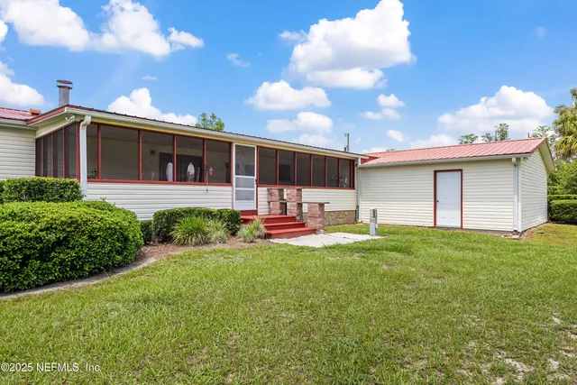 a view of yard with green space