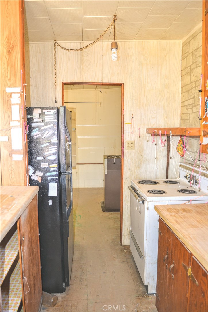 4040 Peter Rabbit Trail Twentynine Palms, CA 92277 - Photo 15 of 28 a kitchen with a refrigerator a stove and a refrigerator