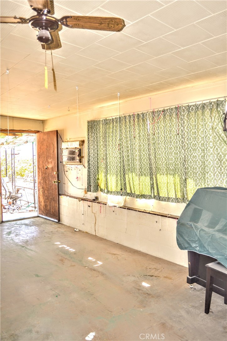 4040 Peter Rabbit Trail Twentynine Palms, CA 92277 - Photo 16 of 28 a view of a living room and a window