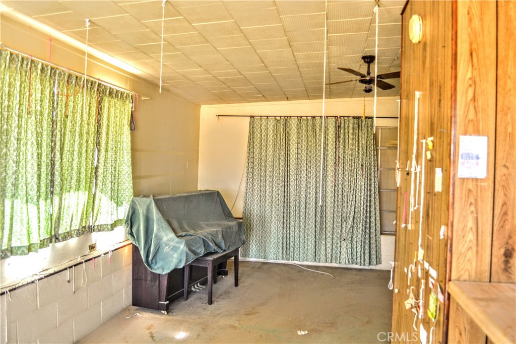 4040 Peter Rabbit Trail Twentynine Palms, CA 92277 - Photo 17 of 28 a view of a bathroom with a tub and shower