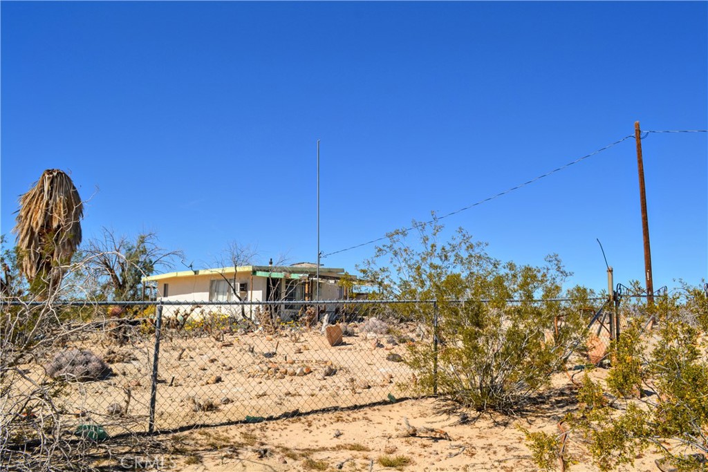 4040 Peter Rabbit Trail Twentynine Palms, CA 92277 - Photo 20 of 28 a view of a building
