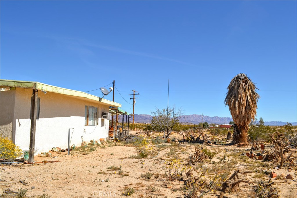 4040 Peter Rabbit Trail Twentynine Palms, CA 92277 - Photo 21 of 28 a view of a house with a snow