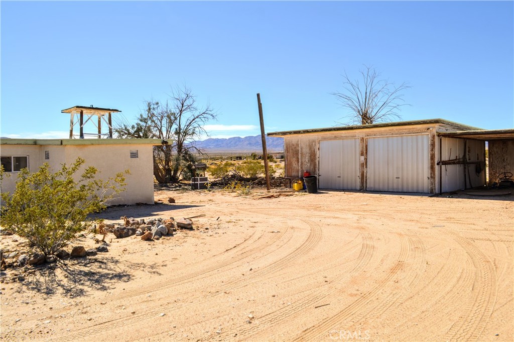 4040 Peter Rabbit Trail Twentynine Palms, CA 92277 - Photo 24 of 28 a front view of a house with a yard