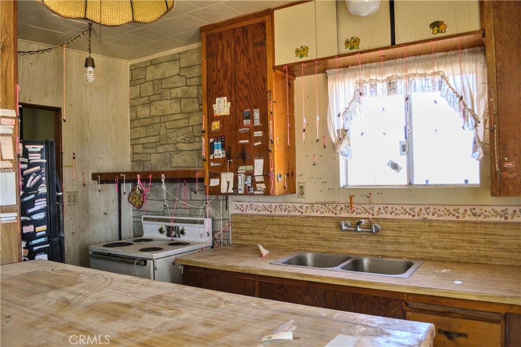 4040 Peter Rabbit Trail Twentynine Palms, CA 92277 - Photo 4 of 28 a view of a living room with bathroom