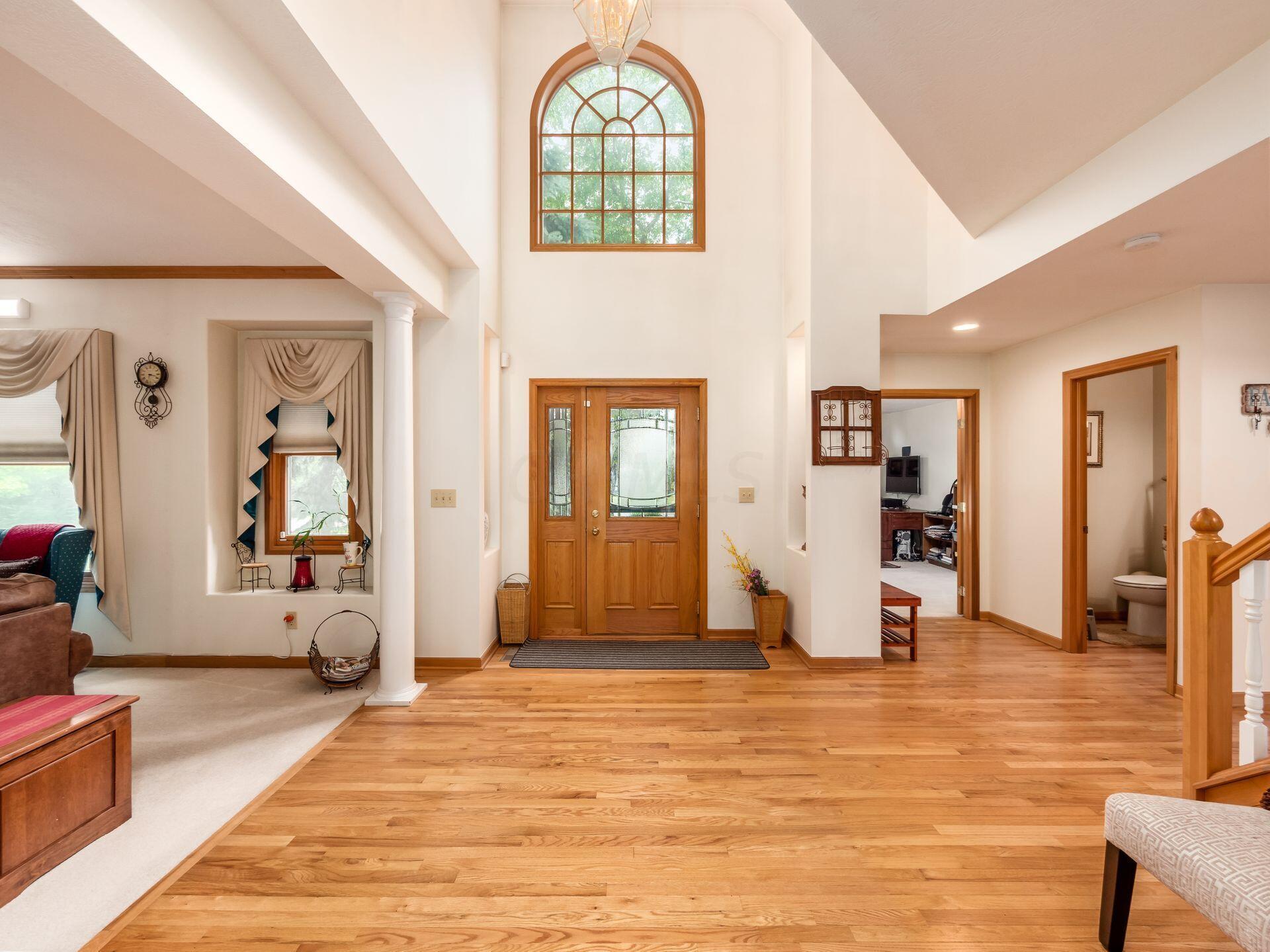 388 Beecher Road Columbus, OH 43230 - Photo 2 of 71 Grand 2-story foyer