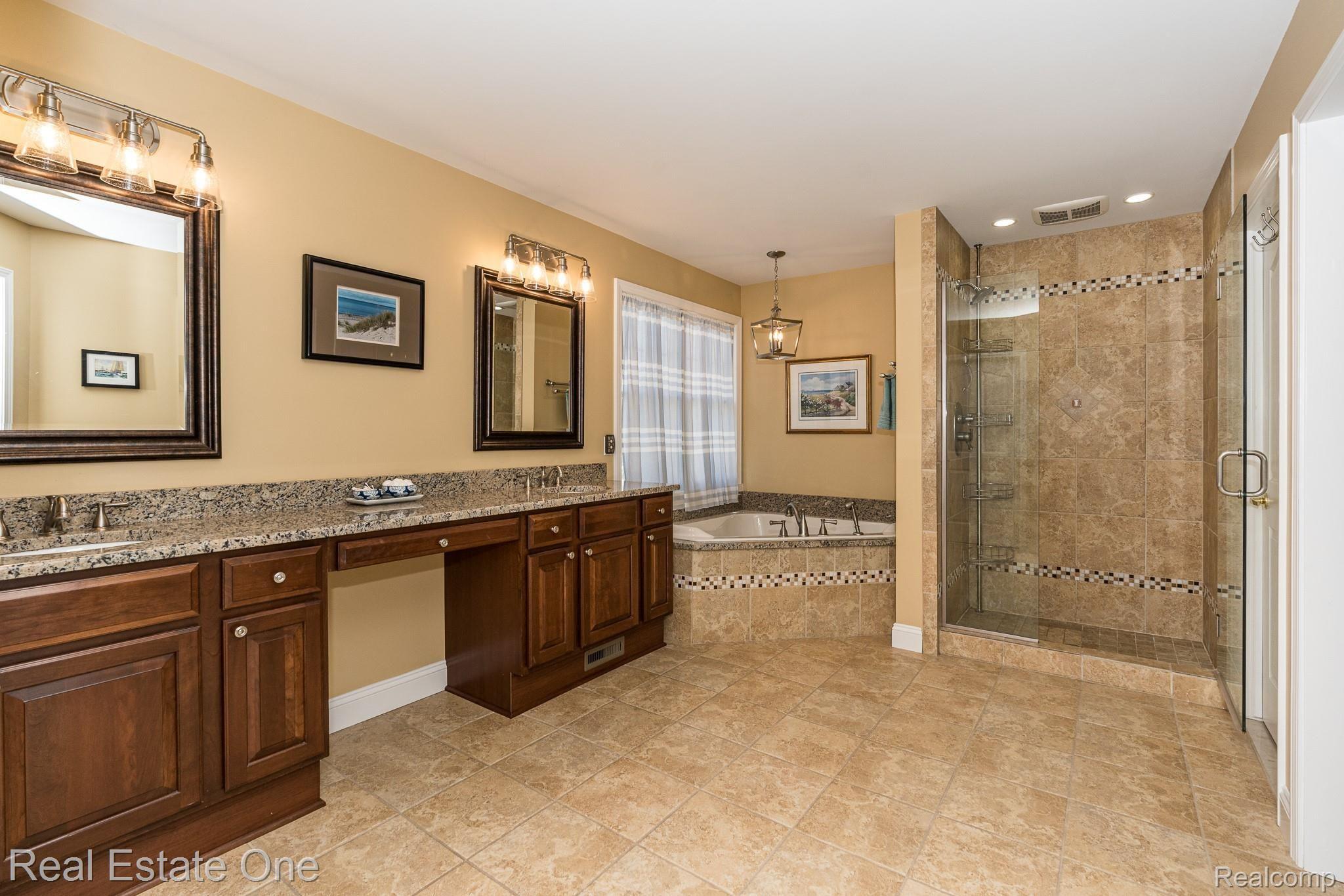 1039 Miners Run Rochester, MI 48306 - Photo 23 of 37 Master bathroom