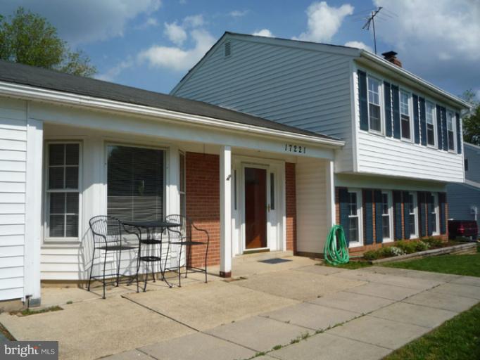17221 Chiswell Road Poolesville, MD 20837 - Photo 5 of 23 a front view of a house