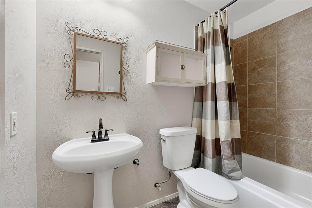 913 Overdowns Drive Plano, TX 75023 - Photo 24 of 35 a bathroom with a sink a toilet and shower