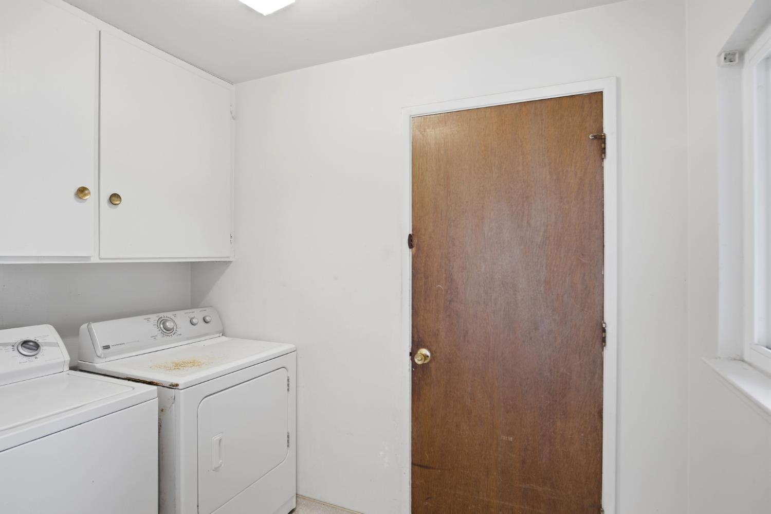 1436 Montclair Drive Modesto, CA 95350 - Photo 18 of 29 a utility room with dryer and washer