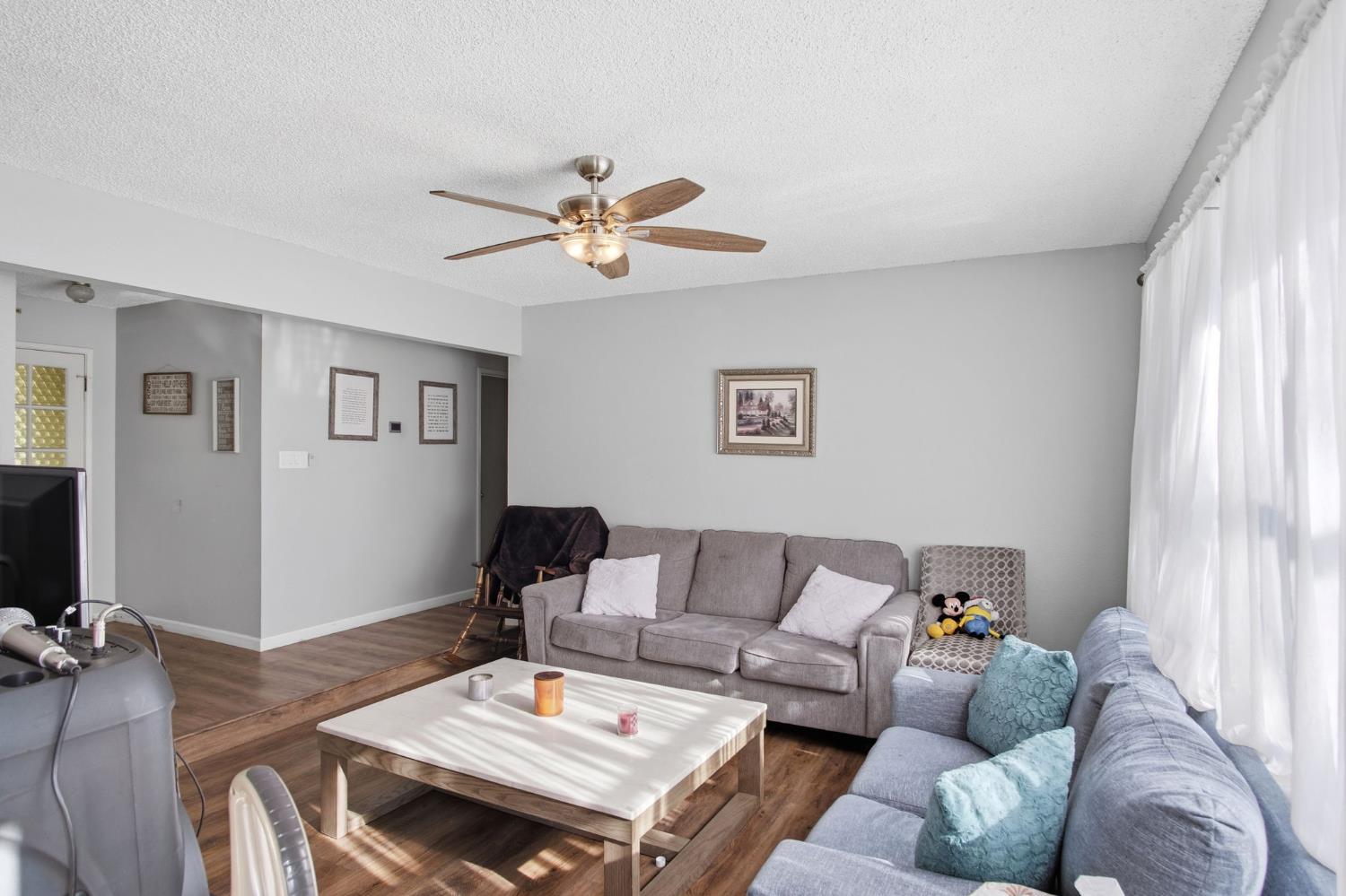 1436 Montclair Drive Modesto, CA 95350 - Photo 20 of 24 a living room with furniture and a flat screen tv