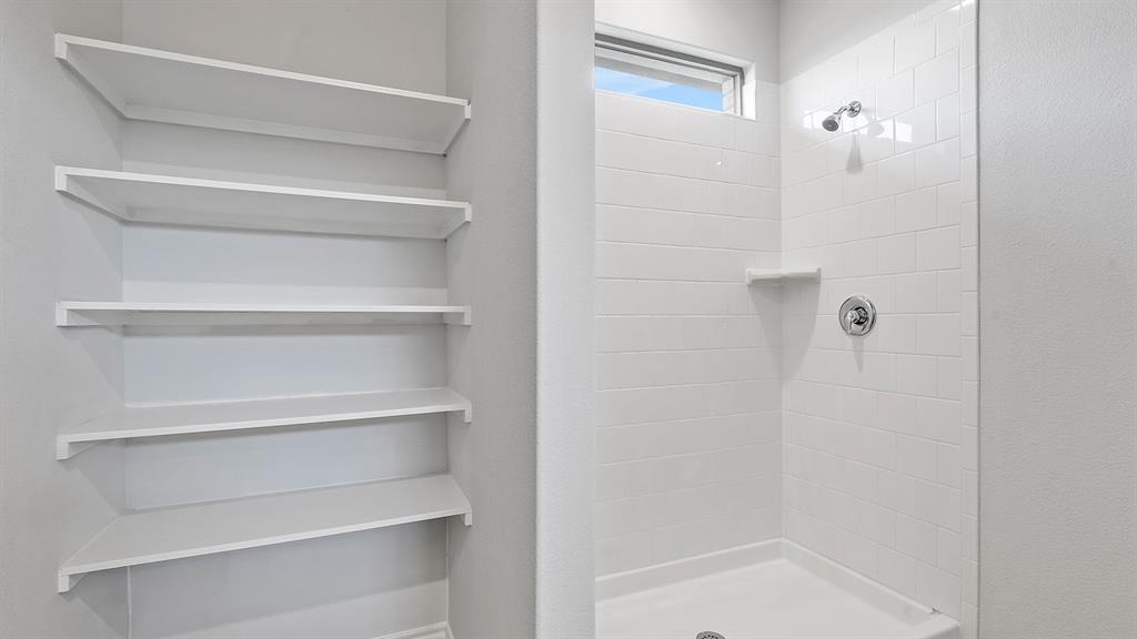 138 Mojave Road Boyd, TX 76023 - Photo 16 of 40 a bathroom with a bathtub