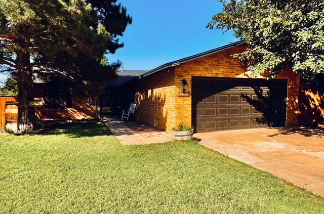 a view of a yard with a tree