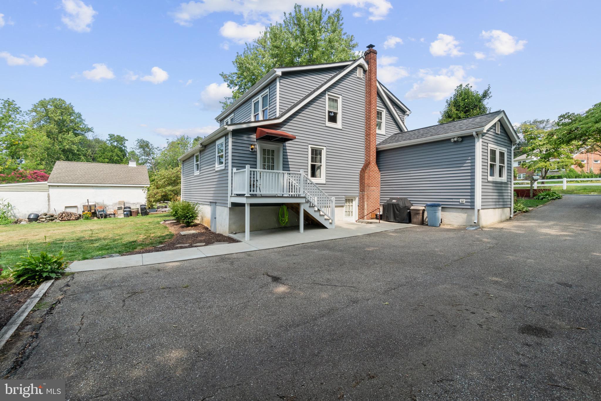 2017 Drummond Road Baltimore, MD 21228 - Photo 5 of 50 Check out all the parking space