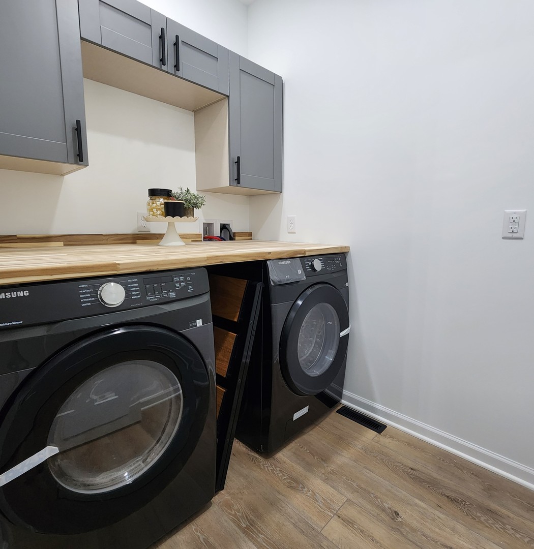 422 View Street Ottawa, IL 61350 - Photo 13 of 22 a utility room with sink dryer and washer