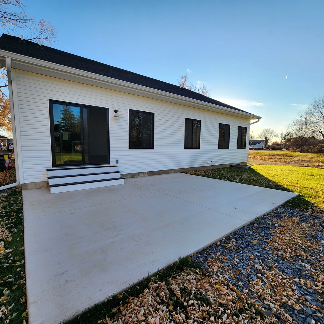 422 View Street Ottawa, IL 61350 - Photo 22 of 22 a front view of house with yard