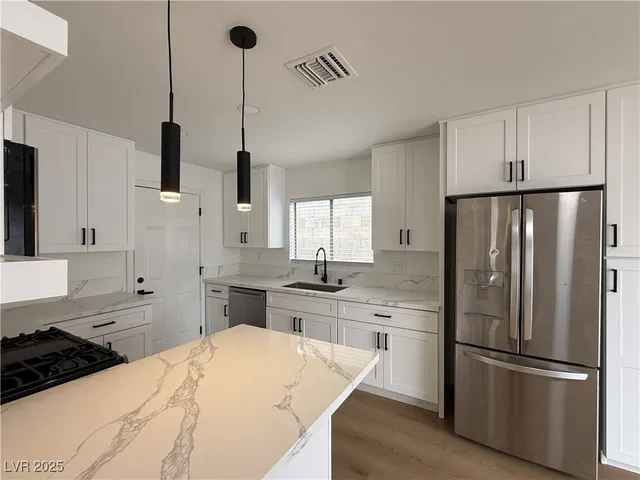 $2,600 | 5444 Alpaca Circle, Las Vegas, NV 89142