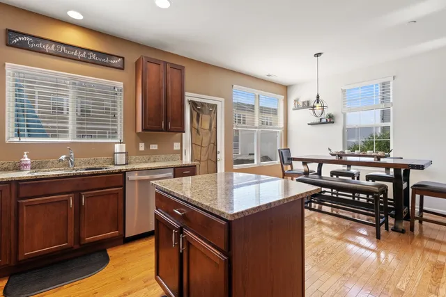 $475,000 | 805 Hamlin Lane, Arlington Heights, IL 60004