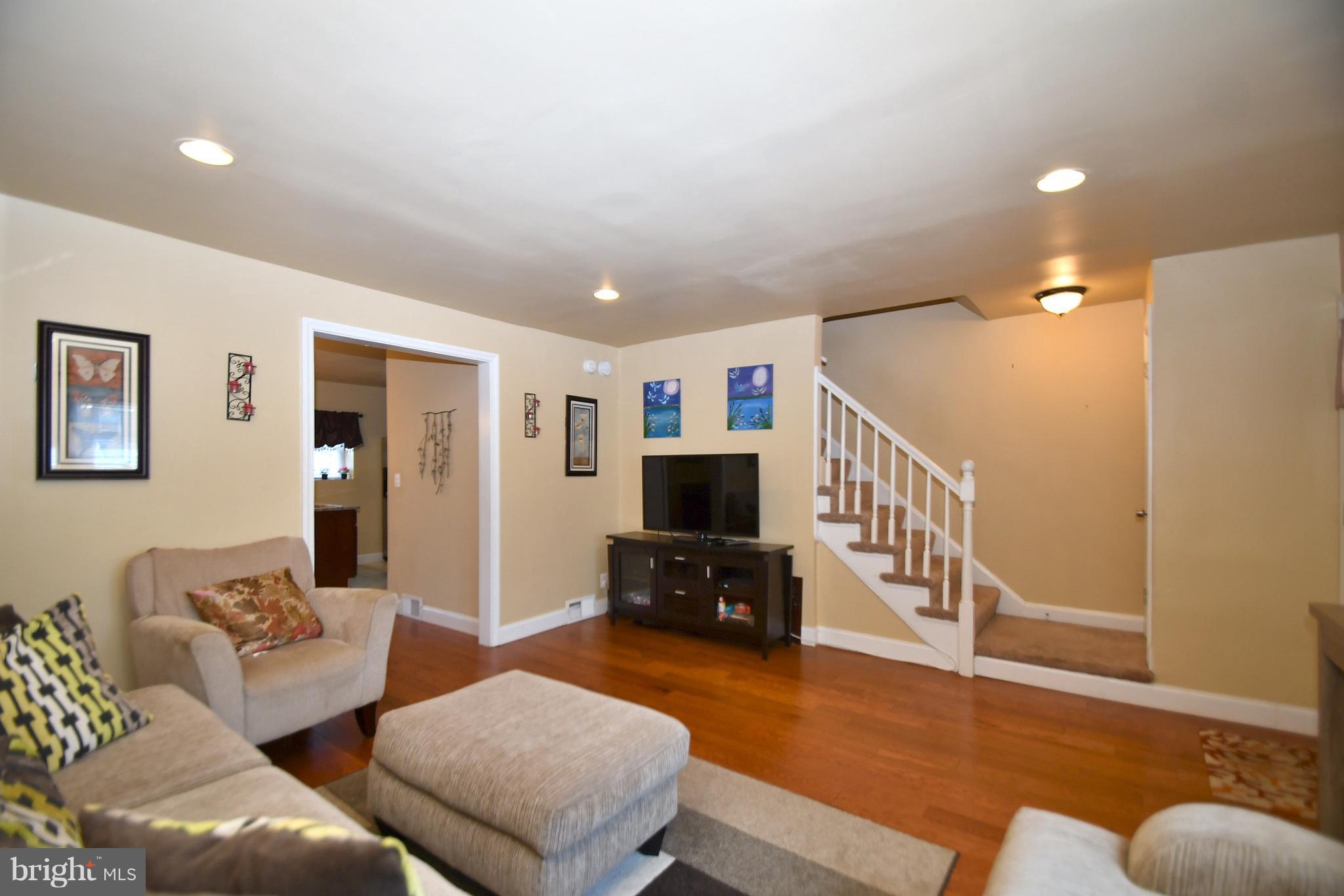 4518 Marble Hall Road Baltimore, MD 21239 - Photo 3 of 30 Living Room