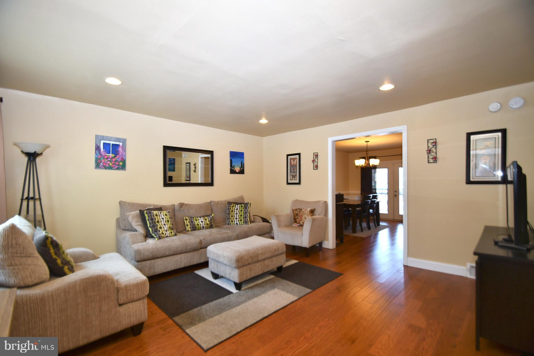 4518 Marble Hall Road Baltimore, MD 21239 - Photo 6 of 30 Living Room