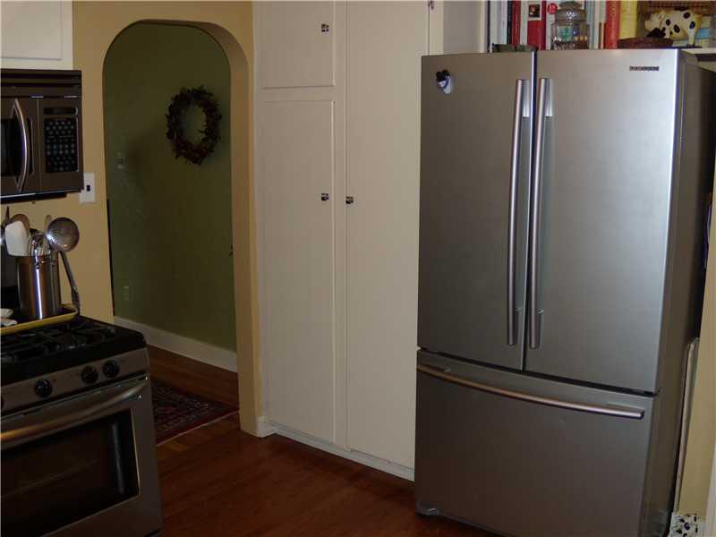 455 Beverly Road Mt. Lebanon, PA 15216 - Photo 11 of 24 Kitchen. STAINLESS APPLIANCES WITH PANTRY