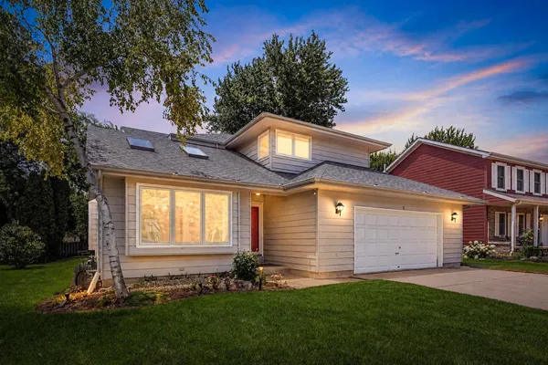 $430,000 | 6 Spinnaker Court, Third Lake, IL 60030
