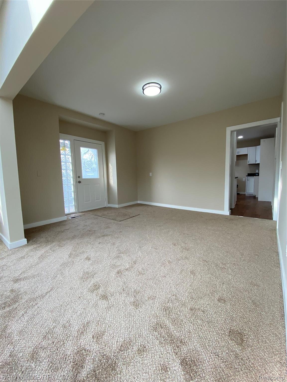 5039 East 9 Mile Road Warren, MI 48091 - Photo 4 of 25 Entry into Living Room