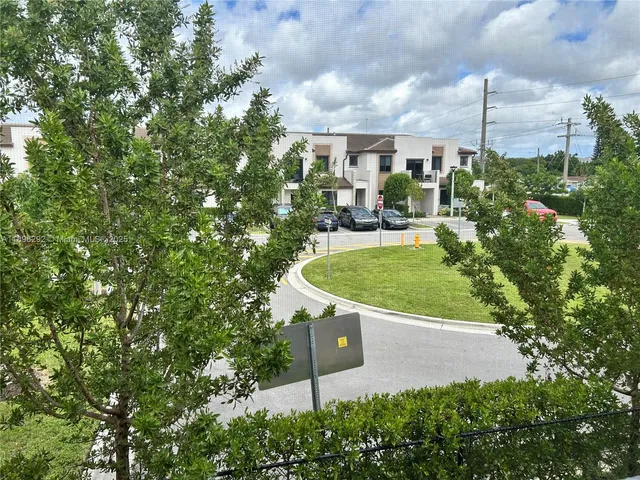 a view of a fountain in the backyard of a house