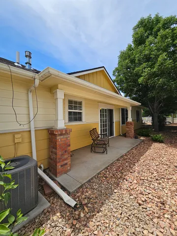 a view of a house with backyard