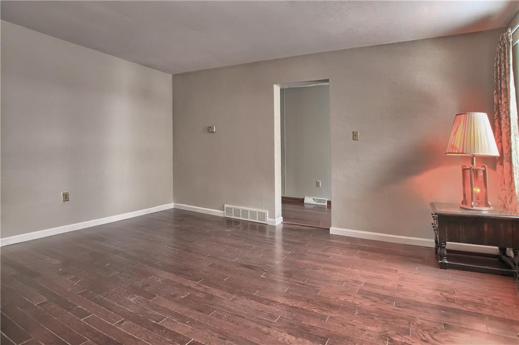 5151 Carnegie Street Pittsburgh, PA 15201 - Photo 4 of 16 Living Room