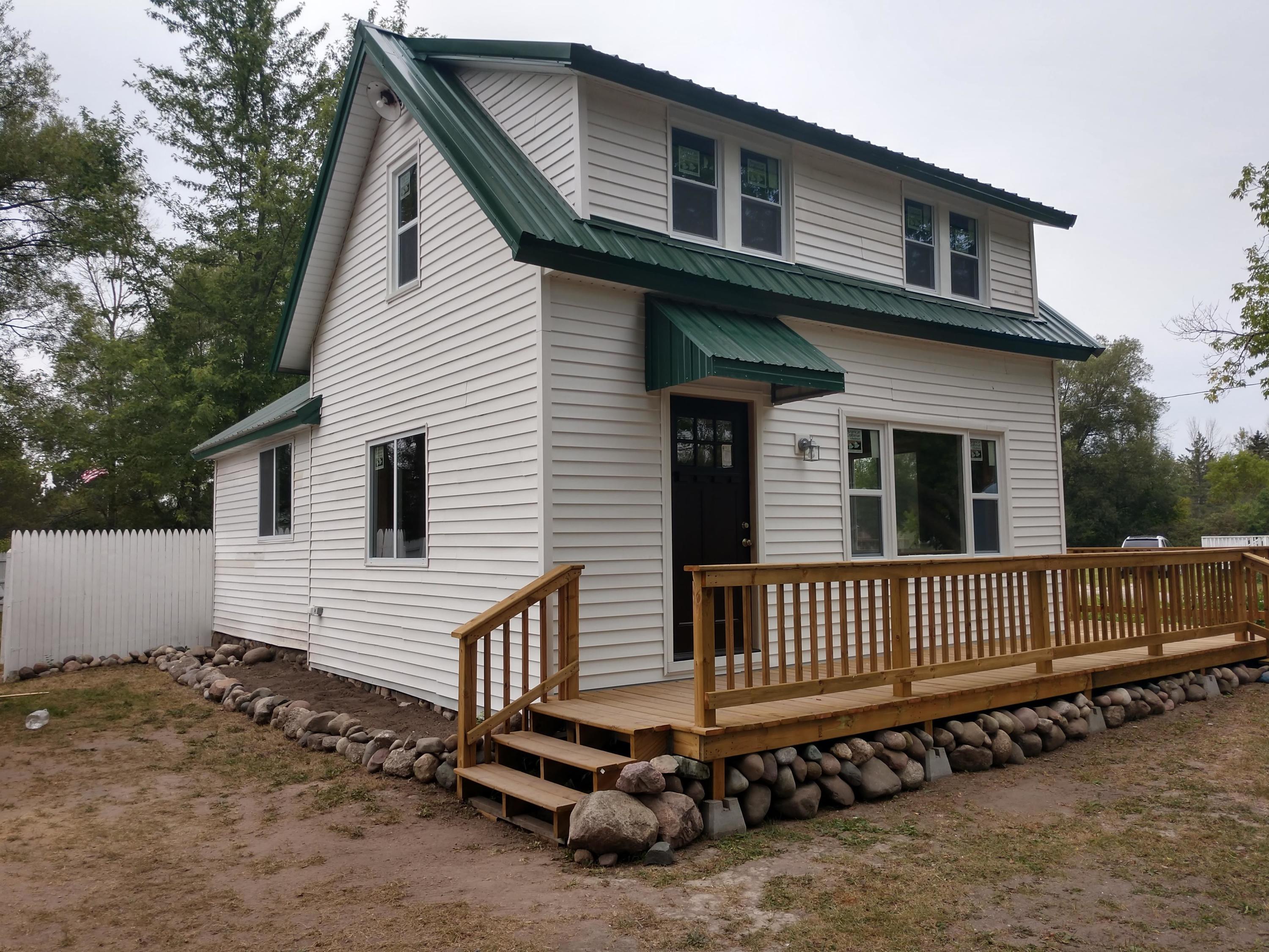 327 Sutherland Street Cheboygan, MI 49721 - Photo 2 of 41 Gallery Image 2