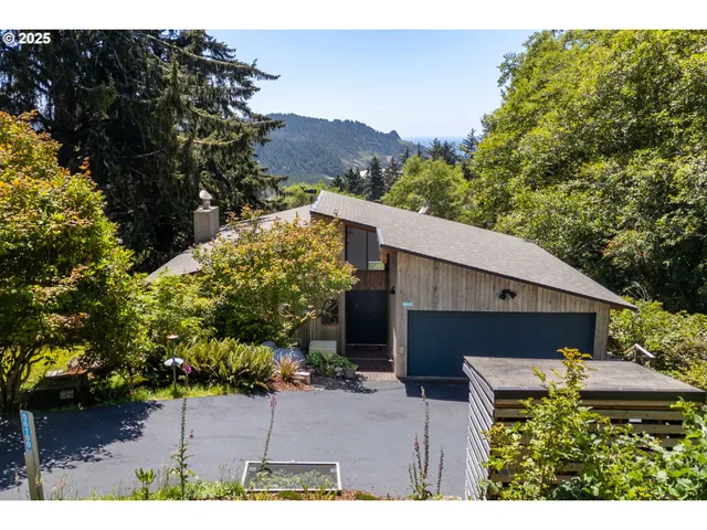 a view of a house with a backyard