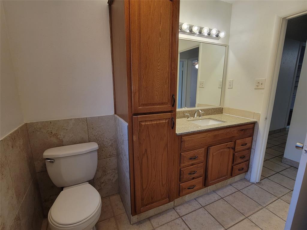 1000 Springdale Road Bedford, TX 76021 - Photo 23 of 36 Nice neutral tile throughout the hall and bathroom.