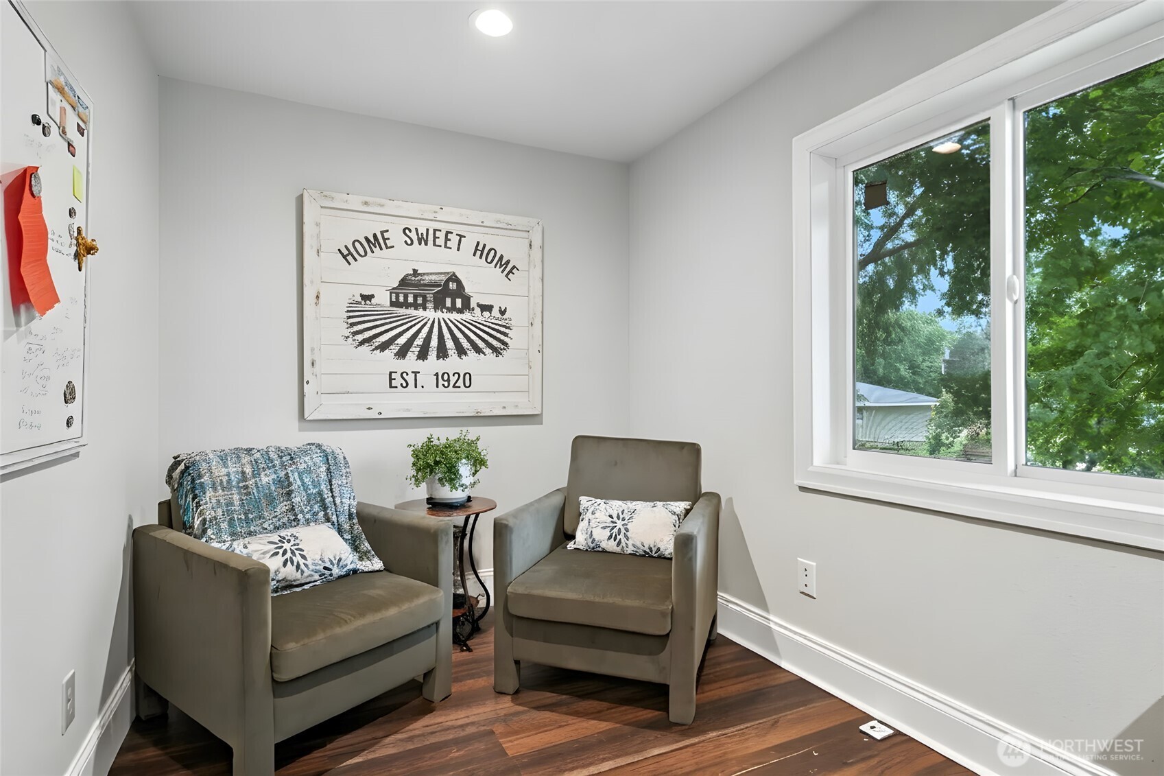 371 Hill Road Walla Walla, WA 99362 - Photo 23 of 40 a living room with furniture and a window