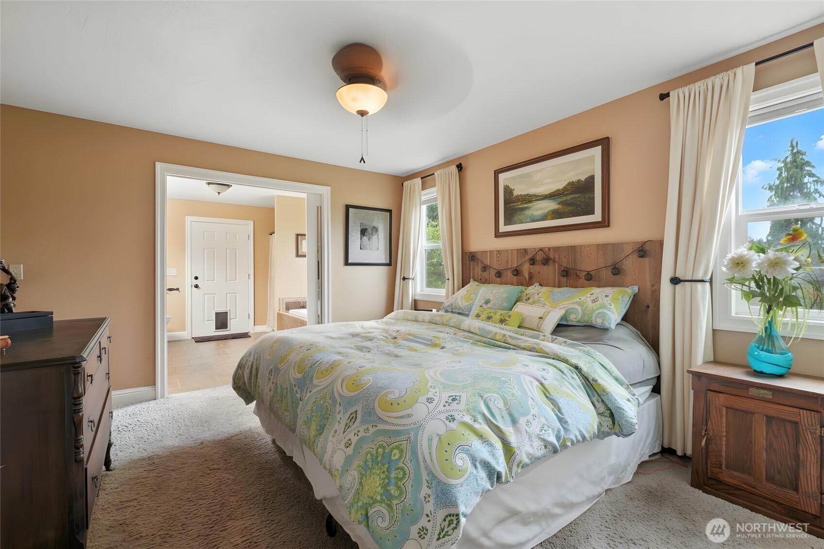 371 Hill Road Walla Walla, WA 99362 - Photo 25 of 40 a bedroom with a bed and a potted plant