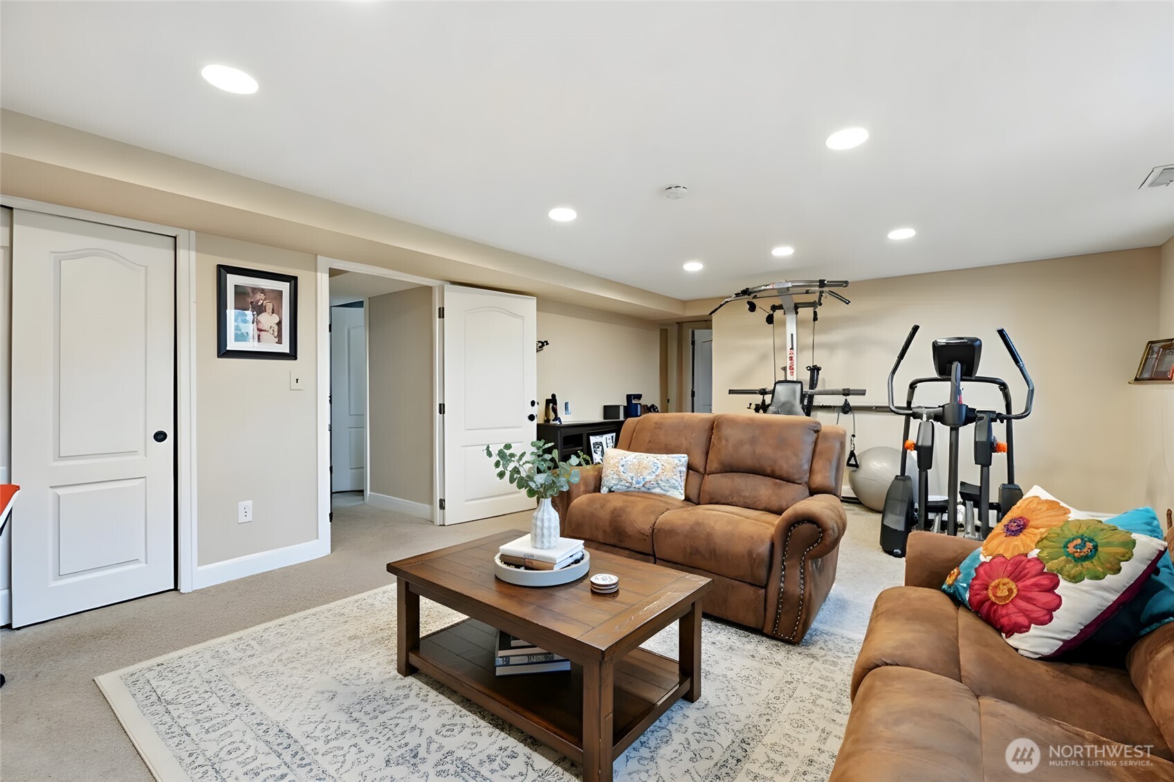 371 Hill Road Walla Walla, WA 99362 - Photo 28 of 40 a living room with furniture and a rug