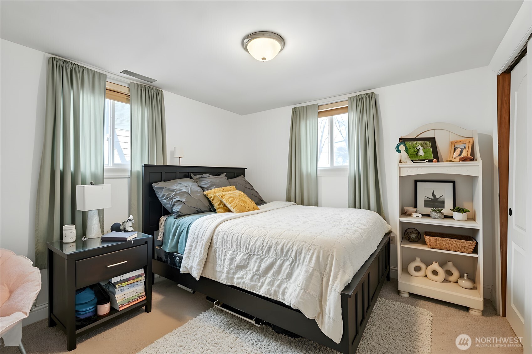 371 Hill Road Walla Walla, WA 99362 - Photo 30 of 40 a bedroom with a bed and a window