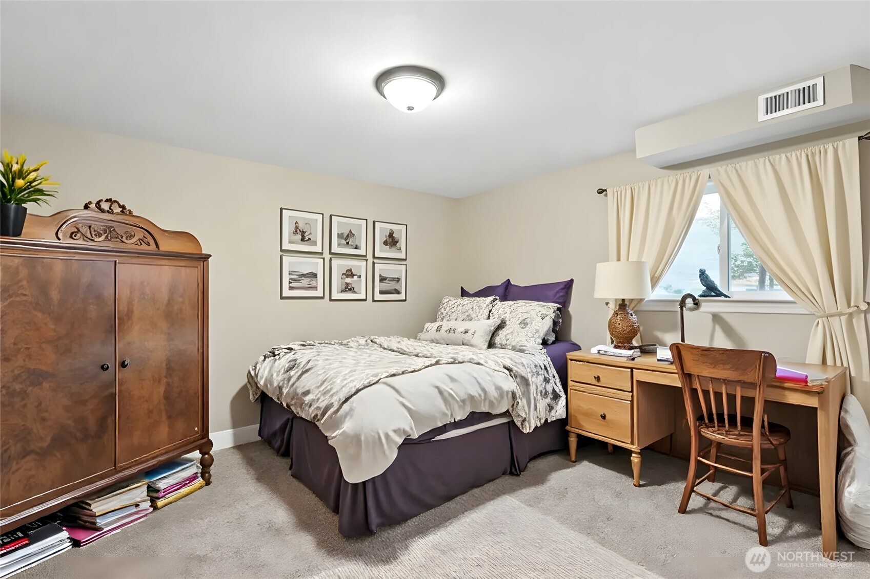 371 Hill Road Walla Walla, WA 99362 - Photo 33 of 40 a spacious bedroom with a bed and a window