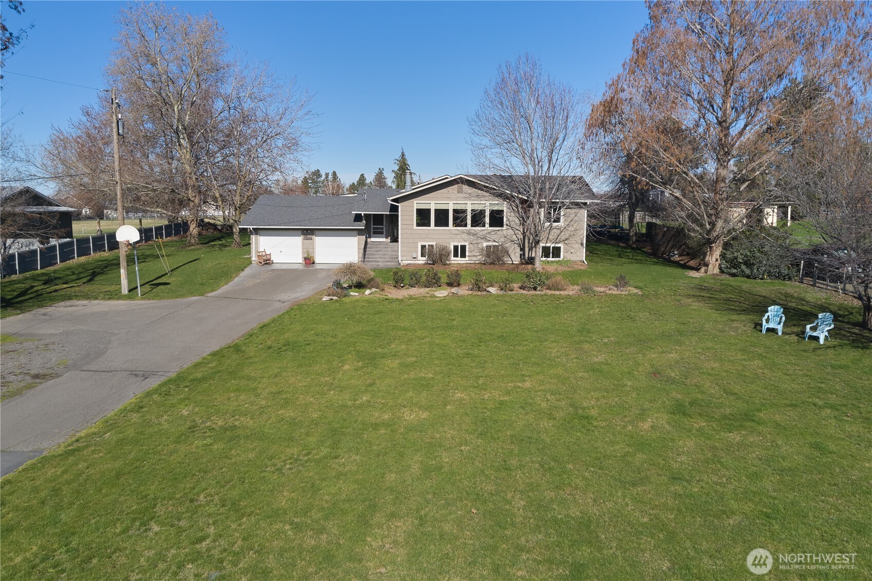 371 Hill Road Walla Walla, WA 99362 - Photo 9 of 40 a view of a house with a big yard