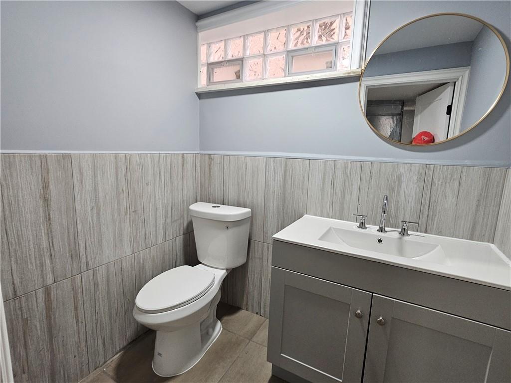 516 Jackson Street Rochester, PA 15074 - Photo 19 of 30 a bathroom with a toilet a sink and mirror