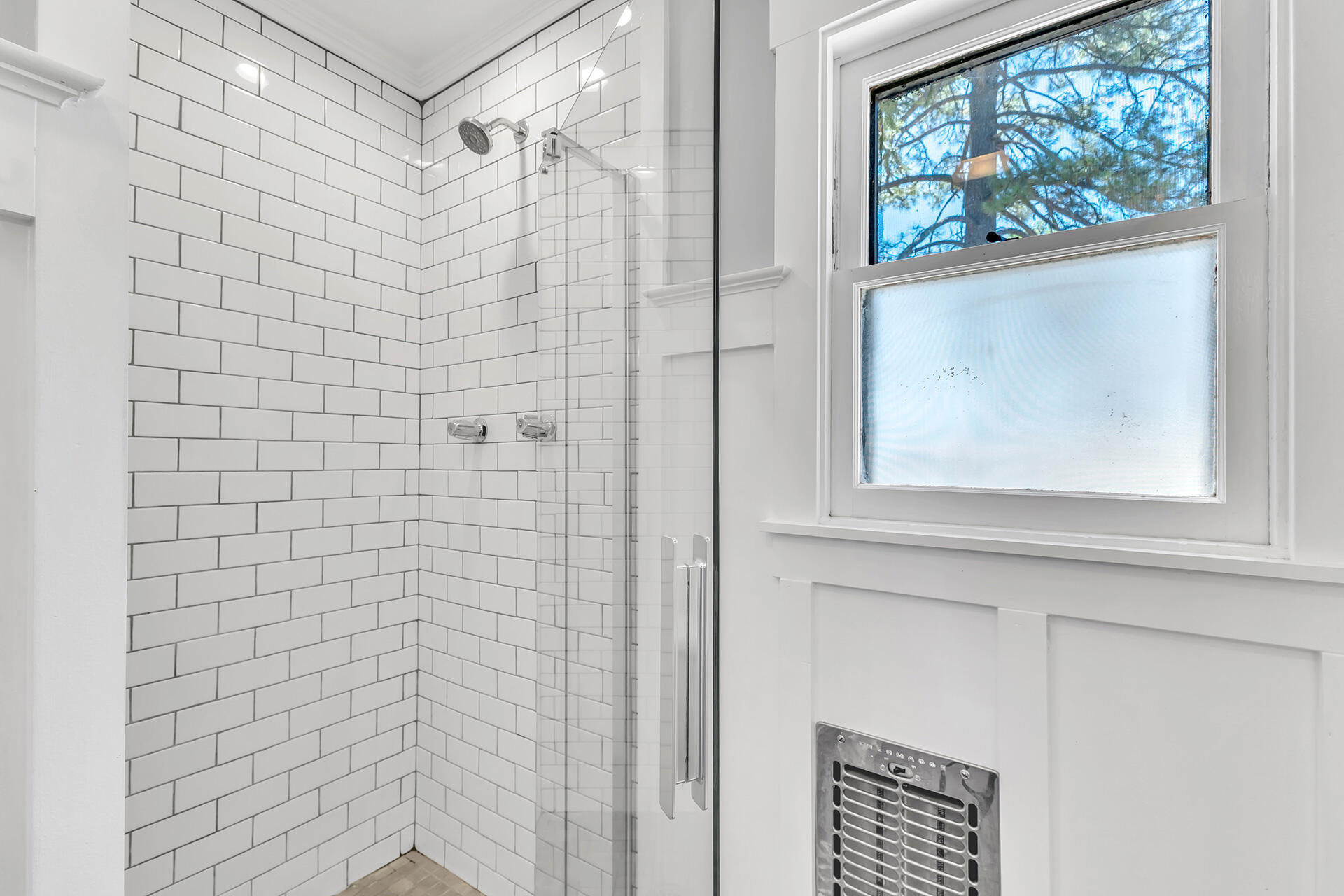 52646 Chickadee Lane Idyllwild, CA 92549 - Photo 33 of 73 a bathroom with a shower