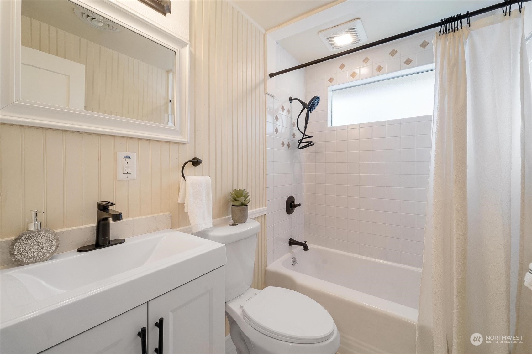 281 Statter Road Ephrata, WA 98823 - Photo 15 of 29 a bathroom with a sink toilet and shower