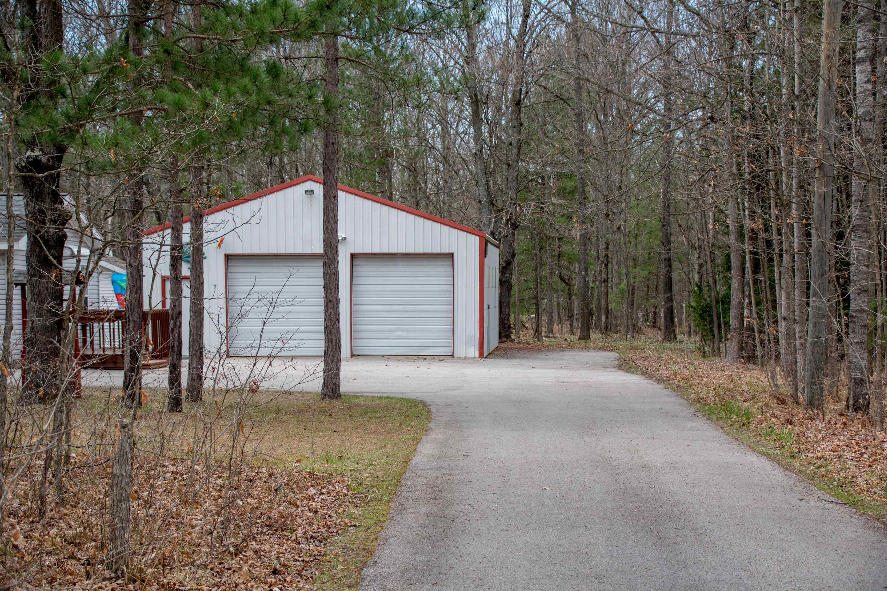 8418 Albrecht Road Interlochen, MI 49643 - Photo 5 of 42 1910224-4.JPG