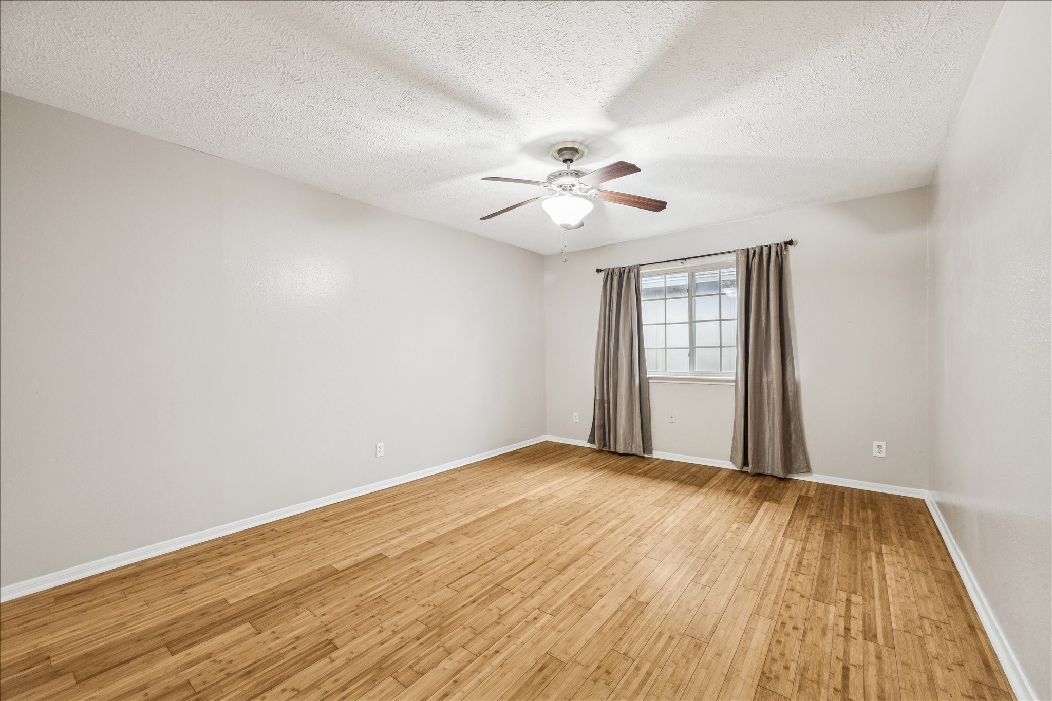 11433 Sabo Road Houston, TX 77089 - Photo 11 of 19 Spacious bedroom to match the spacious closet space.
