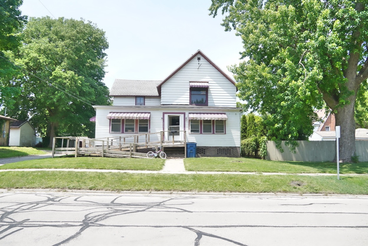 313 North 5th Street Watseka, IL 60970 - Photo 1 of 16 front view of a house with a yard