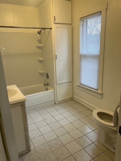 518 College Avenue, Unit 2 DeKalb, IL 60115 - Photo 12 of 13 a bathroom with a bathtub and a shower