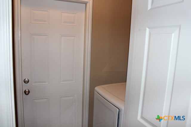 3009 Lenora Drive Victoria, TX 77901 - Photo 4 of 25 a utility room with dryer and washer