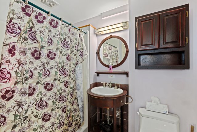 1S225 Valley Road Lombard, IL 60148 - Photo 27 of 46 a bathroom with a sink toilet and mirror