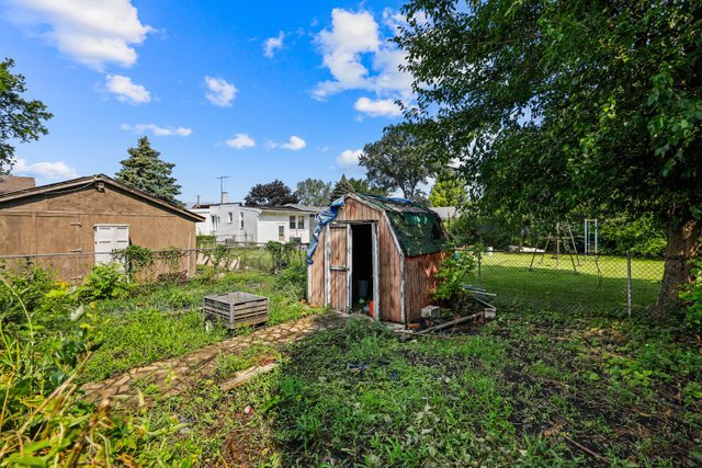 1S225 Valley Road Lombard, IL 60148 - Photo 41 of 46 a view of a back yard