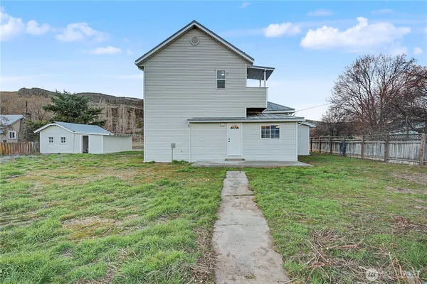 $329,950 | 225 South D Street, Washtucna, WA 99371